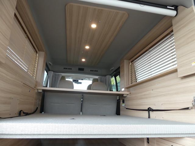 キャラバン グランドプレミアムＧＸ　マイルーム　サンドベージュ／ホワイト　ワンタッチオートスライドドア　寒冷地仕様　シートカバー　カーテン＆ブラインド＆ロールスクリーン　アルパイン１１型ディスプレイオーディオ　１６インチアルミホイール＆タイヤ（19枚目）