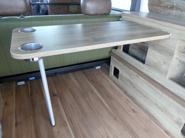 �e�[�u���ɂ̓J�b�v�z���_�[�𑕔��I