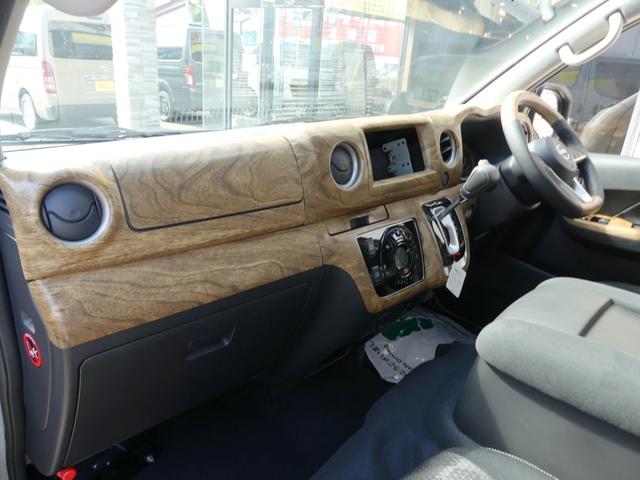 キャラバン プレミアムGX マイルーム 新車コンプリート キャンピングカーフェア出展車両 専用カラー:サンドベージュ/ホワイト 車内カーテン・ウッドブラインド・ロールスクリーン NISSANロゴグリルカバー ヘッドライトインナーブラック(26枚目)