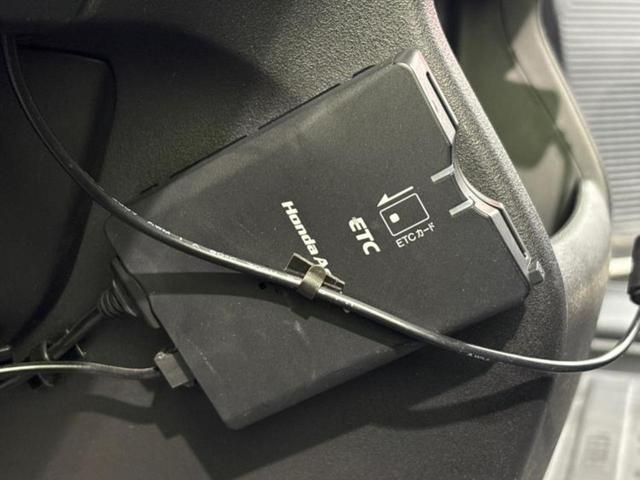 フリード G 新品タイヤ/保証書/純正 SDナビ/ドライブレコーダー 社外/Bluetooth接続/ETC/EBD付ABS/横滑り防止装置/ワンセグTV/DVD/エアバッグ 運転席/エアバッグ 助手席 DVD再生(18枚目)