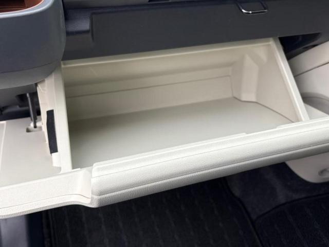 シエンタ ハイブリッドＺ　保証書／ディスプレイオーディオ＋ナビ１０インチ／衝突安全装置／両側電動スライドドア／シートヒーター　前席／車線逸脱防止支援システム／ヘッドランプ　ＬＥＤ／ＵＳＢジャック　衝突被害軽減システム　禁煙車（24枚目）