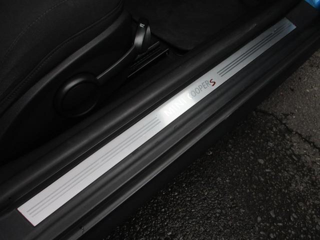 クーパーS /保証書&取説完備/修復歴無/検・R6・9/ターボ/6速MT車/記録簿/社外16黒AW/HID/フォグ/ルーフスポイラー/純オーディオ・外部機器接続可/ETC/キーレス/Pスタート/革ステ/Tチェーン(31枚目)