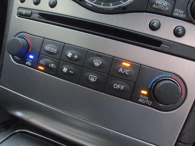 エアコンは左右独立型となっておりますので運転席側と助手席側で別々の温度に調節が可能です♪パネルやスイッチ類にキズや汚れ等も無くとてもキレイな状態です♪