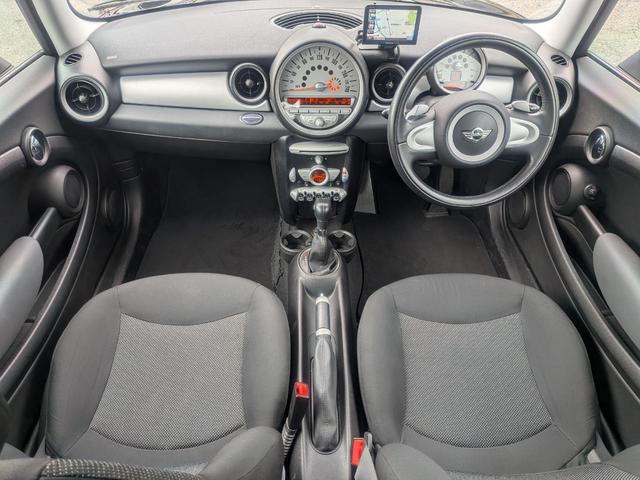 ＭＩＮＩ クーパー　クラブマン　／記録簿／走行距離３９０００ｋｍ／車検：２年付／社外ナビ／ワンセグ／ＥＴＣ／本革巻ステアリング／パドルシフト／ＡＵＴＯエアコン／マニュアルモード／タイミングチェーン（5枚目）