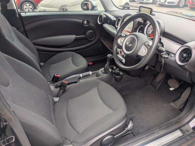 ＭＩＮＩ クーパー　クラブマン　／記録簿／走行距離３９０００ｋｍ／車検：２年付／社外ナビ／ワンセグ／ＥＴＣ／本革巻ステアリング／パドルシフト／ＡＵＴＯエアコン／マニュアルモード／タイミングチェーン（6枚目）