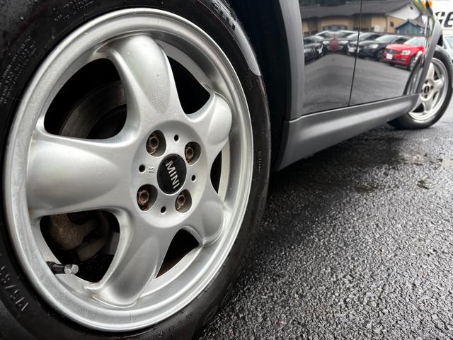 ＭＩＮＩ クーパー　クラブマン　／記録簿／走行距離３９０００ｋｍ／車検：２年付／社外ナビ／ワンセグ／ＥＴＣ／本革巻ステアリング／パドルシフト／ＡＵＴＯエアコン／マニュアルモード／タイミングチェーン（16枚目）