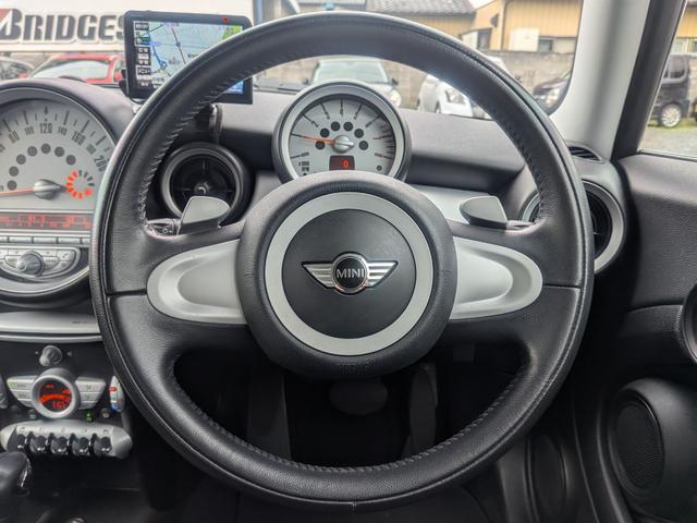 ＭＩＮＩ クーパー　クラブマン　／記録簿／走行距離３９０００ｋｍ／車検：２年付／社外ナビ／ワンセグ／ＥＴＣ／本革巻ステアリング／パドルシフト／ＡＵＴＯエアコン／マニュアルモード／タイミングチェーン（28枚目）