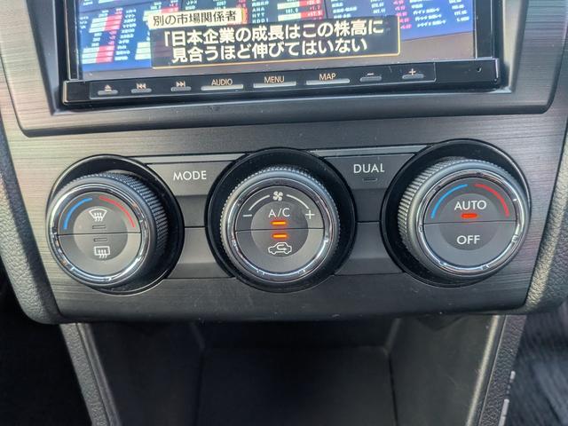 エアコンは左右独立型となっておりますので運転席側と助手席側で別々の温度に調節が可能です♪パネルやスイッチ類にキズや汚れ等も無くとてもキレイな状態です♪