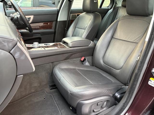 XF 3.0プレミアムラグジュアリー /走行距離51000km/車検:2年付/サンルーフ/本革電動シート/シートヒーター&エアコン/ステアリングヒーター/純正ナビ/バックカメラ/ETC/スマートキー/パドルシフト/純正18AW/HID(3枚目)