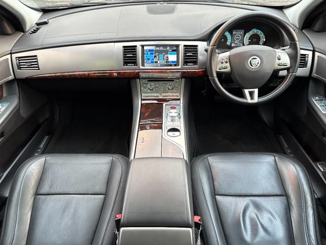 XF 3.0プレミアムラグジュアリー /走行距離51000km/車検:2年付/サンルーフ/本革電動シート/シートヒーター&エアコン/ステアリングヒーター/純正ナビ/バックカメラ/ETC/スマートキー/パドルシフト/純正18AW/HID(8枚目)