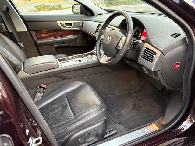 XF 3.0プレミアムラグジュアリー /走行距離51000km/車検:2年付/サンルーフ/本革電動シート/シートヒーター&エアコン/ステアリングヒーター/純正ナビ/バックカメラ/ETC/スマートキー/パドルシフト/純正18AW/HID(9枚目)