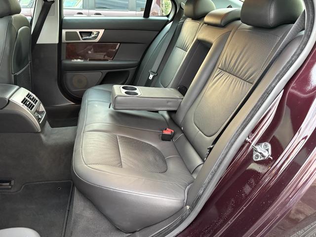 XF 3.0プレミアムラグジュアリー /走行距離51000km/車検:2年付/サンルーフ/本革電動シート/シートヒーター&エアコン/ステアリングヒーター/純正ナビ/バックカメラ/ETC/スマートキー/パドルシフト/純正18AW/HID(10枚目)