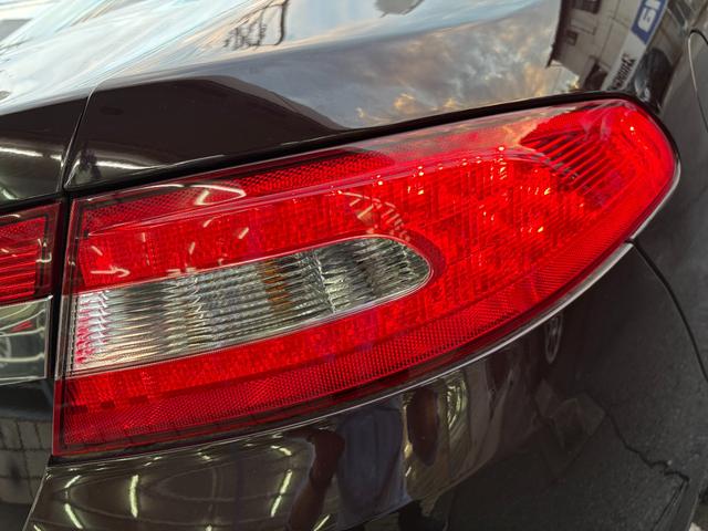 XF 3.0プレミアムラグジュアリー /走行距離51000km/車検:2年付/サンルーフ/本革電動シート/シートヒーター&エアコン/ステアリングヒーター/純正ナビ/バックカメラ/ETC/スマートキー/パドルシフト/純正18AW/HID(35枚目)