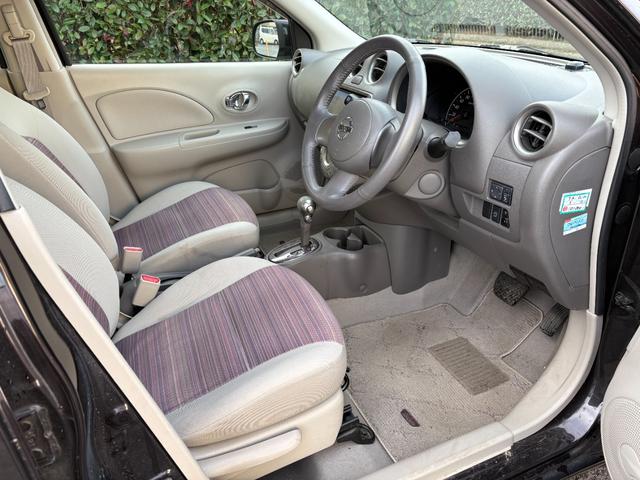 運転席は足元も広々♪シートリフターも装備されておりますので運転しやすいポジションに調整出来ます♪安全運転はまず正しい姿勢から♪