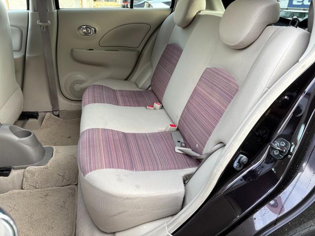 後席のシートもキレイな状態です♪座面も大きく座り心地も良好です♪汚れがちなフットマットもキレイな状態です♪