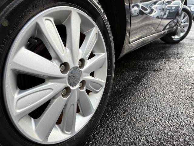 純正１５インチアルミホイールが装備されております♪ホイールにはガリキズやブレーキダスト汚れも少なくとてもキレイな状態となっております♪