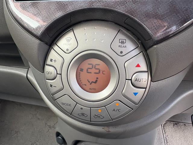エアコンはＡＵＴＯエアコンになっております♪パネルやスイッチ類にキズや汚れ等も無くとてもキレイな状態です♪