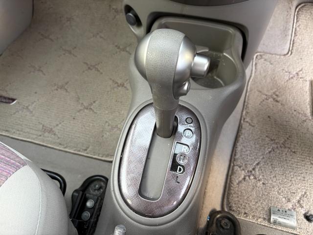 シフトはシンプルなデザインで握りやすく操作もしやすいです♪