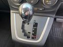 シフトはシンプルなデザインで握りやすく操作もしやすいです♪マニュアルモードも搭載されておりますのでスポーティーな走行もお楽しみ頂けます♪