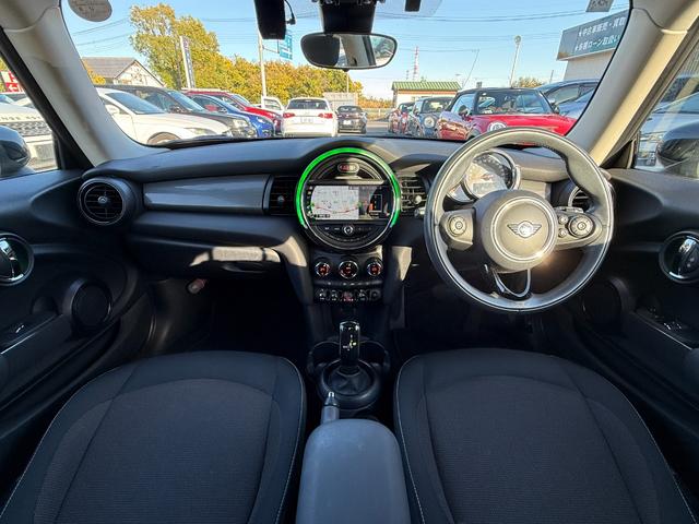 MINI クーパー ワンオーナー 禁煙車 純正ナビ バックカメラ ETC ドラレコ(4枚目)