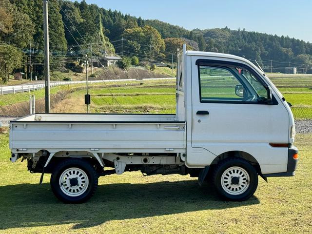 ミニキャブトラック VXスペシャルエディション パートタイム4WD(HI/LO) エアコン・パワステ 専用ホワイトスチールホイール フォグランプ(4枚目)