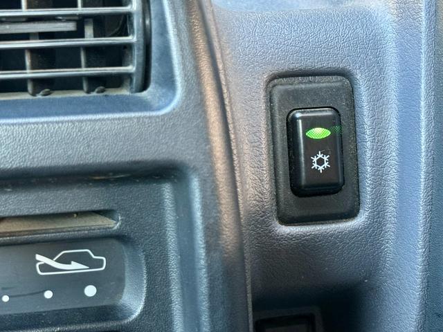 ミニキャブトラック VXスペシャルエディション パートタイム4WD(HI/LO) エアコン・パワステ 専用ホワイトスチールホイール フォグランプ(16枚目)