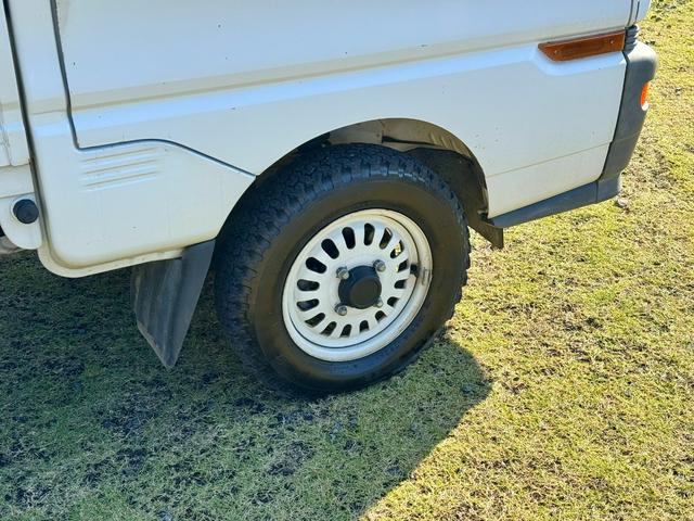 ミニキャブトラック VXスペシャルエディション パートタイム4WD(HI/LO) エアコン・パワステ 専用ホワイトスチールホイール フォグランプ(24枚目)