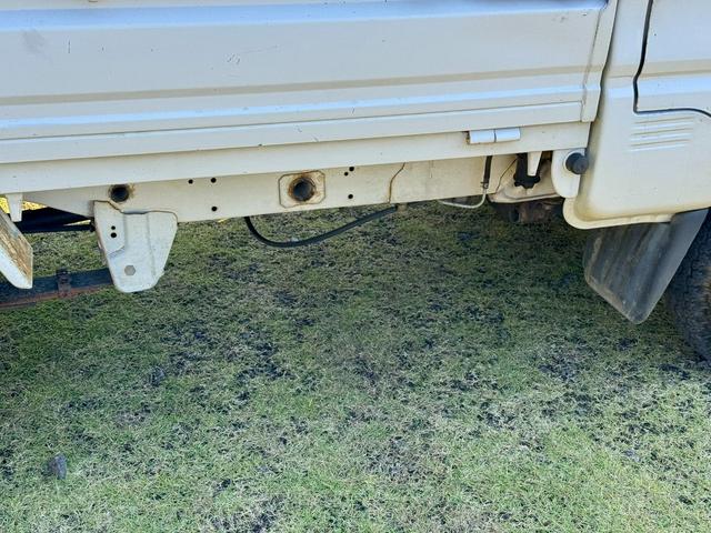 ミニキャブトラック VXスペシャルエディション パートタイム4WD(HI/LO) エアコン・パワステ 専用ホワイトスチールホイール フォグランプ(25枚目)