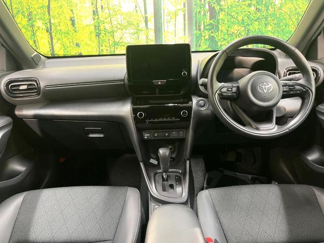 ヤリスクロス Ｚ　純正８型ナビ　パノラミックビューモニター　２トーンカラー　デイスプレイオーディオプラス　トヨタセーフティセンス　レーダークルーズ　禁煙車　ハーフレザーシート　シートヒーター　パワーシート　ドラレコ（2枚目）