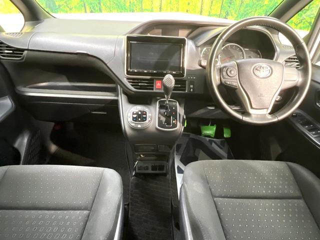 ヴォクシー Ｖ　電動スライドドア　純正９型ナビ　後席モニター　バックカメラ　プリクラッシュセーフティ　禁煙車　スマートキー　ＬＥＤヘッド　ＥＴＣ　クルコン　車線逸脱警報　オートマチックハイビーム　先行車発進予告機能（2枚目）