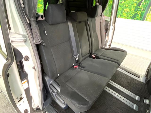 ヴォクシー Ｖ　電動スライドドア　純正９型ナビ　後席モニター　バックカメラ　プリクラッシュセーフティ　禁煙車　スマートキー　ＬＥＤヘッド　ＥＴＣ　クルコン　車線逸脱警報　オートマチックハイビーム　先行車発進予告機能（9枚目）