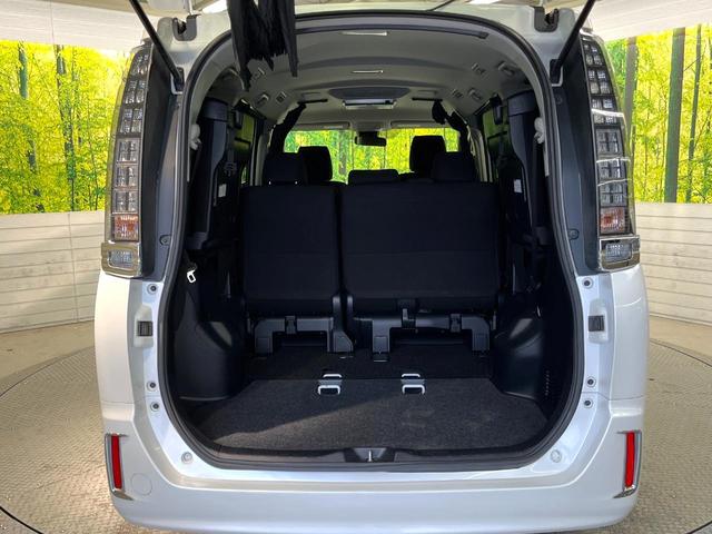 ヴォクシー Ｖ　電動スライドドア　純正９型ナビ　後席モニター　バックカメラ　プリクラッシュセーフティ　禁煙車　スマートキー　ＬＥＤヘッド　ＥＴＣ　クルコン　車線逸脱警報　オートマチックハイビーム　先行車発進予告機能（11枚目）