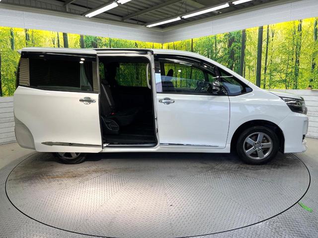 ヴォクシー Ｖ　電動スライドドア　純正９型ナビ　後席モニター　バックカメラ　プリクラッシュセーフティ　禁煙車　スマートキー　ＬＥＤヘッド　ＥＴＣ　クルコン　車線逸脱警報　オートマチックハイビーム　先行車発進予告機能（29枚目）