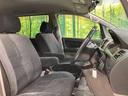 運転席まわりには十分なスペースがあり、大柄な方でもゆったり運転していただける環境です。
