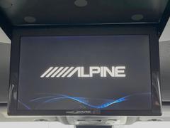 【ＡＬＰＩＮＥ製フリップダウンモニター】大画面モニターで後席でもエンタメをお楽しみいただけます。小さなお子様にも大人気の装備です♪ 4