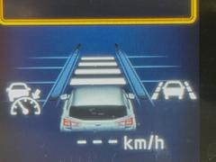 【全車速追従機能付クルーズコントロール】高速道路での長距離走行が楽に！！自動で速度を保つクルーズコントロールが、衝突軽減システムと連携し、前方の車両を感知して車間を保つように速度調節してくれます！！ 6