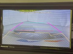 【バックカメラ】駐車時に後方がリアルタイム映像で確認できます。大型商業施設や立体駐車場での駐車時や、夜間のバック時に大活躍！運転スキルに関わらず、今や必須となった装備のひとつです！ 4