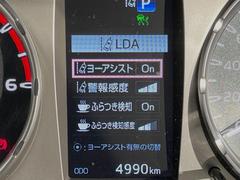 【レーンディパーチャーアラート】高速道路走行時、車線からはみ出しそうになるとレーンの中央を走るようにステアリング操作をアシスト。より安全な運転をサポートしてくれます！ 6