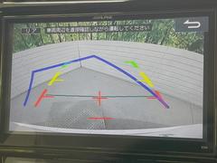 【バックカメラ】駐車時に後方がリアルタイム映像で確認できます。大型商業施設や立体駐車場での駐車時や、夜間のバック時に大活躍！運転スキルに関わらず、今や必須となった装備のひとつです！ 4