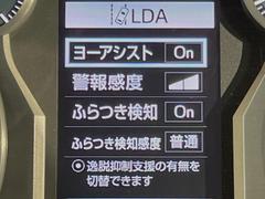 【レーンディパーチャーアラート】高速道路走行時、車線からはみ出しそうになるとレーンの中央を走るようにステアリング操作をアシスト。より安全な運転をサポートしてくれます！ 6