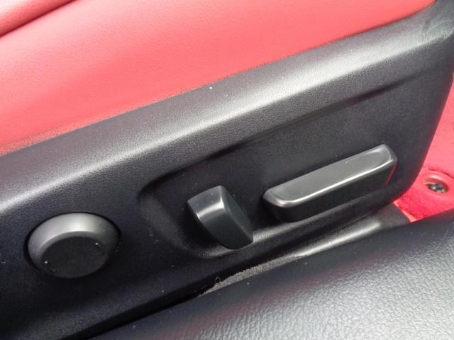 運転席メモリー付きパワーシートとなります。