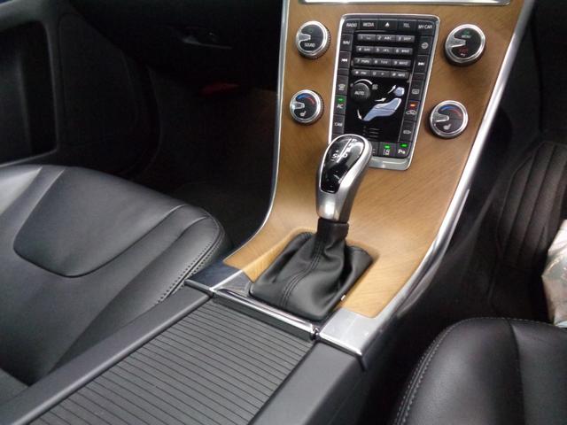 ＸＣ６０ Ｄ４　クラシック　サンルーフ　ブラインドスポット　ＡＣＣ　衝突警告　レーンキープ　純正ナビ　地デジ　ＢＴ接続　バックカメラ　サイドカメラ　ＥＴＣ　ドラレコ　シートヒーター　パワーシート　パワーバックドア　純正１８ＡＷ（14枚目）