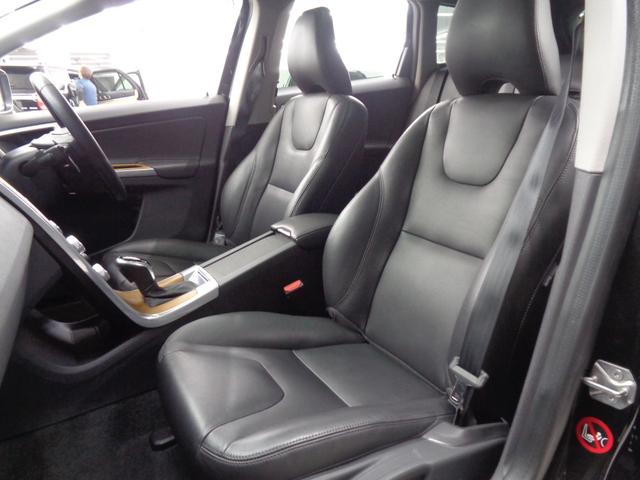 ＸＣ６０ Ｄ４　クラシック　サンルーフ　ブラインドスポット　ＡＣＣ　衝突警告　レーンキープ　純正ナビ　地デジ　ＢＴ接続　バックカメラ　サイドカメラ　ＥＴＣ　ドラレコ　シートヒーター　パワーシート　パワーバックドア　純正１８ＡＷ（33枚目）