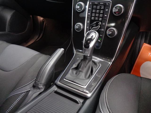 Ｖ４０ Ｄ４　モメンタム　ＡＣＣ　車線逸脱　衝突軽減　ブラインドスポット　ＬＥＤライト　オートハイビーム　純正ナビ　ＢＴ接続　ＥＴＣ　ドラレコ　バックカメラ　パドルシフト　アイドリングストップ　パワーシート　純正１７ＡＷ（4枚目）