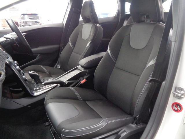 Ｖ４０ Ｄ４　モメンタム　ＡＣＣ　車線逸脱　衝突軽減　ブラインドスポット　ＬＥＤライト　オートハイビーム　純正ナビ　ＢＴ接続　ＥＴＣ　ドラレコ　バックカメラ　パドルシフト　アイドリングストップ　パワーシート　純正１７ＡＷ（29枚目）