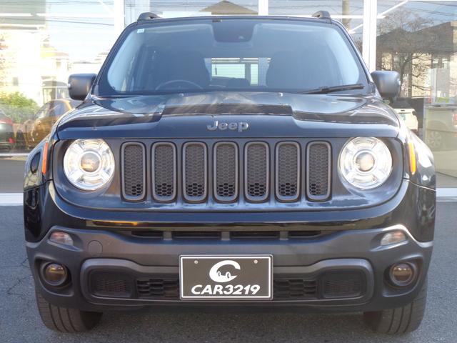 ジープ・レネゲード トレイルホーク ルーフレール 車線逸脱警告 ブラインドスポット クルコン 純正ディスプレイ BT接続 バックカメラ ETC オートライト HID ステアリングスイッチ 4WDモード切替 フォグランプ 純正17AW(6枚目)