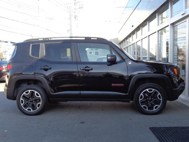 ジープ・レネゲード トレイルホーク ルーフレール 車線逸脱警告 ブラインドスポット クルコン 純正ディスプレイ BT接続 バックカメラ ETC オートライト HID ステアリングスイッチ 4WDモード切替 フォグランプ 純正17AW(10枚目)