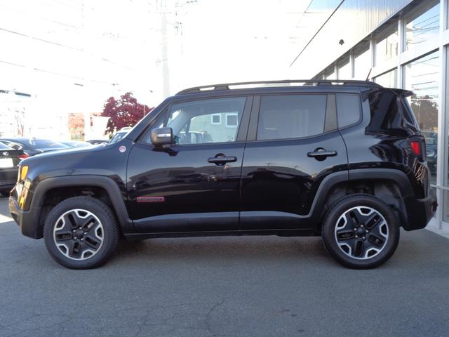 ジープ・レネゲード トレイルホーク ルーフレール 車線逸脱警告 ブラインドスポット クルコン 純正ディスプレイ BT接続 バックカメラ ETC オートライト HID ステアリングスイッチ 4WDモード切替 フォグランプ 純正17AW(11枚目)