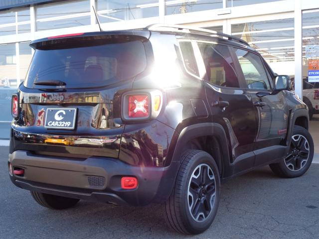 ジープ・レネゲード トレイルホーク ルーフレール 車線逸脱警告 ブラインドスポット クルコン 純正ディスプレイ BT接続 バックカメラ ETC オートライト HID ステアリングスイッチ 4WDモード切替 フォグランプ 純正17AW(12枚目)