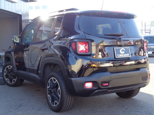 ジープ・レネゲード トレイルホーク ルーフレール 車線逸脱警告 ブラインドスポット クルコン 純正ディスプレイ BT接続 バックカメラ ETC オートライト HID ステアリングスイッチ 4WDモード切替 フォグランプ 純正17AW(13枚目)